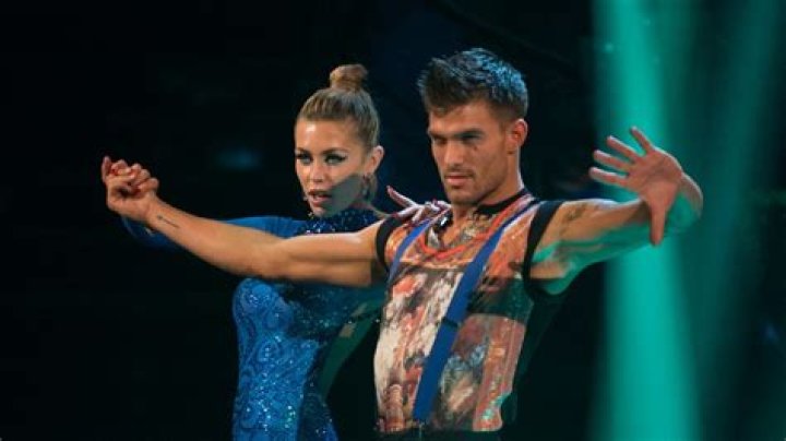 Abbey Clancy &amp; Aljaz dance the Viennesse Waltz to 'Delilah' - Strictly Come Dancing - BBC One - Pop Waltz Music, Moderate Tempo