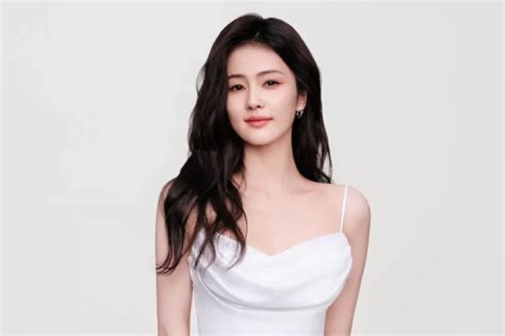 Bai Lu | Bio, Age, Net Worth, Relationship, Career