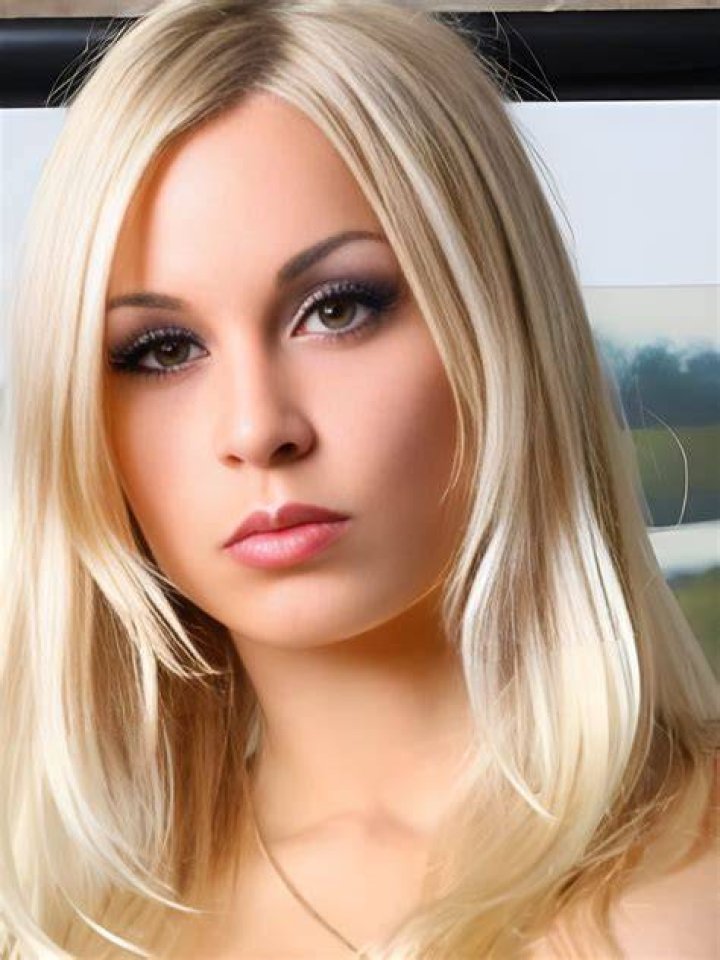Jenny Poussin height and physical attributes