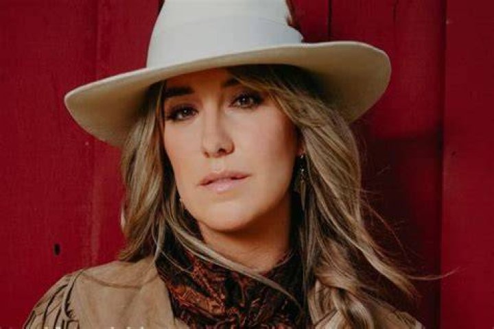 Lainey Wilson Age, Weight, Parents, Boyfriend, Net Worth