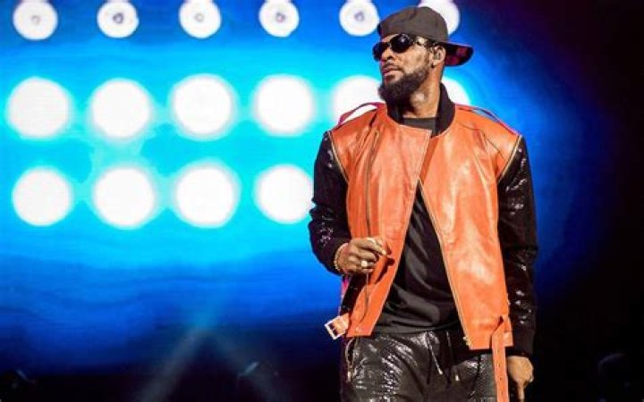 R Kelly stage performance